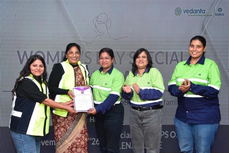 कोरबा: आईजी मिलना कुर्रे ने बालको में 56 महिला कर्मचारियों को किया सम्मानित