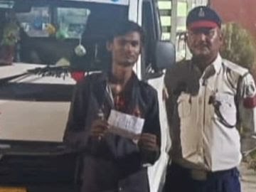 कोरबा: सड़क पर स्टंट करने वाले पिकअप ड्राइवर पर जुर्माना, वीडियो वायरल होने के बाद पुलिस ने की कार्रवाई, काटा 4500 का चालान