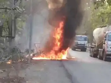 कोरबा: बोलेरो में लगी आग, बाल-बाल बची 7 महिलाएं, कार ऑटोमेटिक लॉक हुआ, ड्राइवर ने सूझबूझ से दरवाजा खोला, गाड़ी जलकर ख़ाक