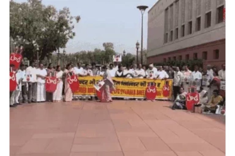 सदन के बाहर नारेबाजी: ‘नरेंदर भी गायब, सिलेंडर भी गायब’, राहुल बोले- मोदी घबराए हुए हैं; अविश्वास प्रस्ताव खारिज होने के बाद बिरला की वापसी