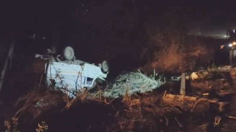 छत्तीसगढ़: अनियंत्रित होकर पलटा पिकअप वाहन, तीन लोगों की मौत; 25 से ज्यादा घायल