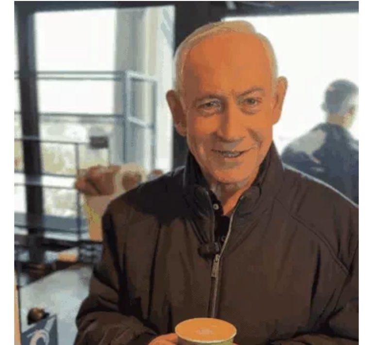 मौत की अफवाहों के बीच यरुशलम के रेस्टोरेंट पहुंचे नेतन्याहू, कॉफी पीते हुए उंगलियां दिखाई; AI वीडियो से मौत की खबर फैली थी