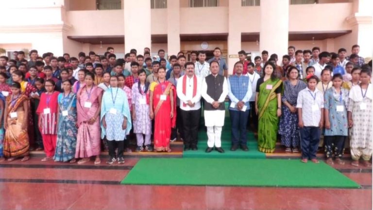 छत्तीसगढ़: विधानसभा में खास मेहमान बने 140 आत्मसमर्पित नक्सली, भ्रमण कर लोकतांत्रिक व्यवस्था को समझा