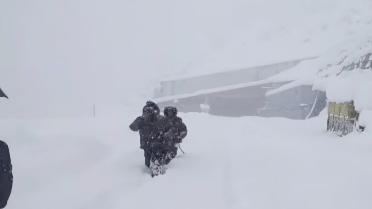 हिमाचल में भारी बारिश-बर्फबारी, हिमखंड गिरा; तीन नेशनल हाईवे समेत 100 सड़कें बंद