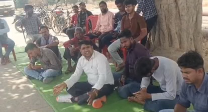 कोरबा: एनटीपीसी के राखड़ बांध से राख परिवहन बाधित, ग्रामीण मुआवजे की मांग पर अड़े, अनिश्चितकालीन धरना शुरू