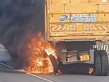 कोरबा: चलते ट्रेलर में लगी आग, चालक ने कूदकर बचाई जान; नेशनल हाईवे पर शॉर्ट सर्किट से हादसा