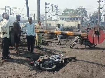 कोरबा: बारूद वाहन ने बाइक सवार को रौंदा, मौके पर मौत; बंद रेलवे फाटक को पार करने की हड़बड़ी में हुआ हादसा
