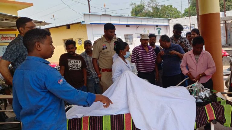 छत्तीसगढ़: सड़क किनारे जली हालत में मिली छात्रा की हुई मौत, मंत्री लक्ष्मी राजवाड़े ने परिजनों से की मुलाकात, त्वरित जांच के दिए निर्देश