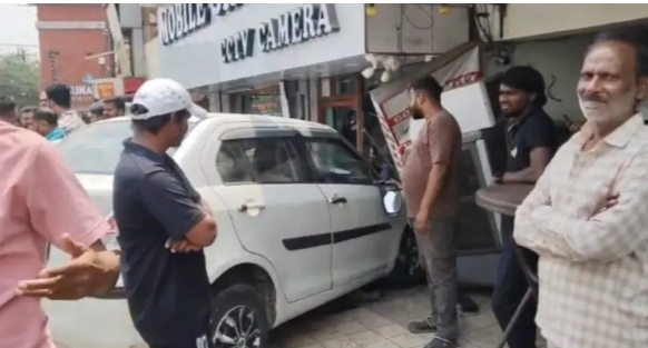 कोरबा: बाइक सवार को रौंदते हुए मोबाइल दुकान में घुसी तेज रफ्तार कार; नशे में धुत थे चालक समेत तीन सवार