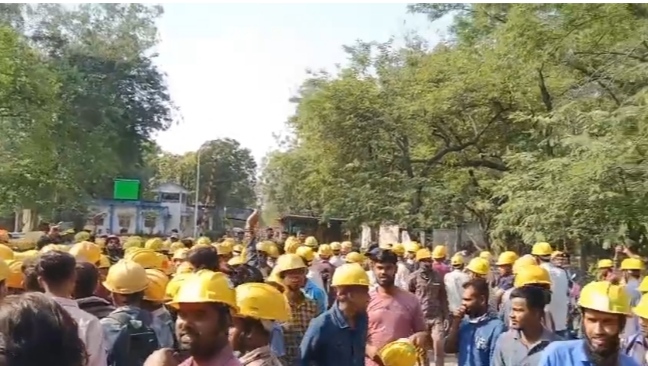 कोरबा: एनटीपीसी में ठेका मजदूरों का हल्लाबोल, गेट पर जड़ा ताला; भारी पुलिस बल मौके पर तैनात