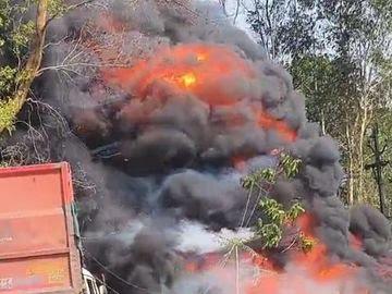 कोरबा: ट्रांसफार्मर की चिंगारी से टायर गोदाम में लगी भीषण आग, लाखों का सामान जला; कई फिट ऊपर दिखा धुंआ