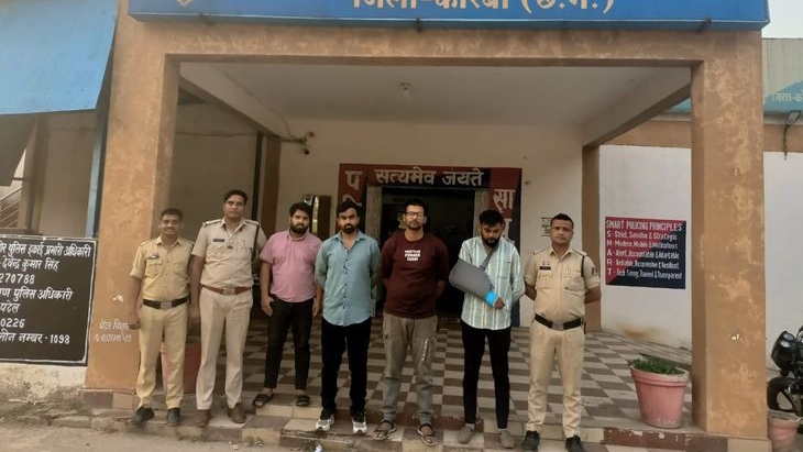 कोरबा: शराब दुकान के बाहर जमकर चले लात-घूंसे और डंडे, हाथ टकराने के विवाद में मारपीट, 3 आरोपी गिरफ्तार, भेजे गए जेल