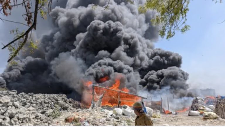 गाजियाबाद में 500 झुग्गियों में लगी भीषण आग, एक-एक कर फट रहे सिलिंडर; धमाकों से दहल उठे लोग