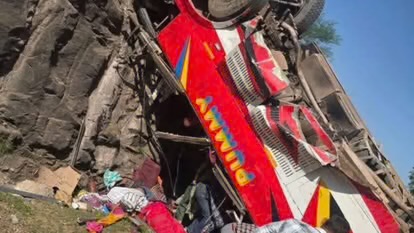 जम्मू-कश्मीर: खाई में गिरी यात्री बस, 15 लोगों की मौत, कई घायल