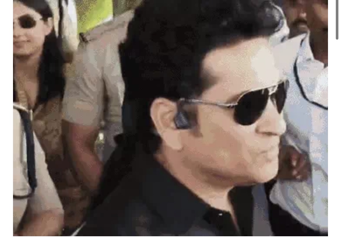 दंतेवाड़ा: आदिवासी बच्चों से मिले सचिन तेंदुलकर, ऑटोग्राफ दिया, सारा भी पहुंची