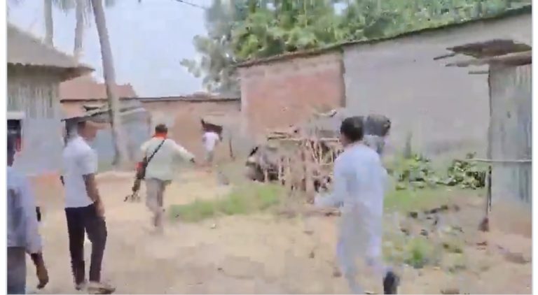 बंगाल चुनाव: भाजपा प्रत्याशी सुवेंदु सरकार पर भीड़ का हमला, सुरक्षाकर्मी के साथ भागकर बचाई जान