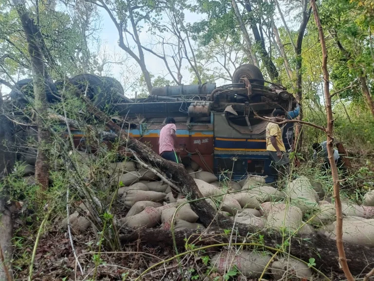 छत्तीसगढ़: धान से भरा ट्रक नाले में गिरा, चालक और कंडेक्टर की दबने से हुई मौत