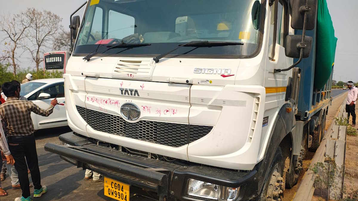 छत्तीसगढ़: रेत से भरे हाइवा ने दो युवकों को रौंदा, नेशनल हाइवे पर बिखर गए शरीर के चिथड़े