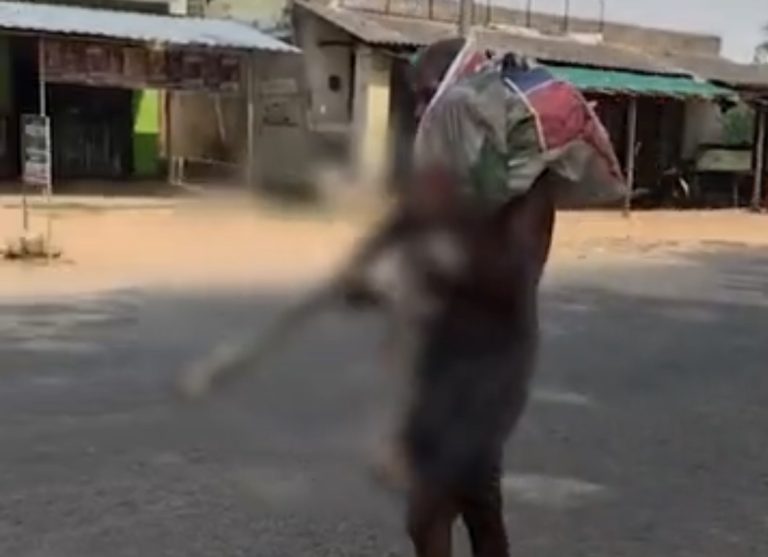 ओडिशा: बहन का कंकाल लेकर बैंक पहुंचा शख्स, कंधे पर लेकर 3km पैदल चला; बैंक कर्मचारियों ने कहा था- ‘जिसका खाता उसे लेकर आओ’