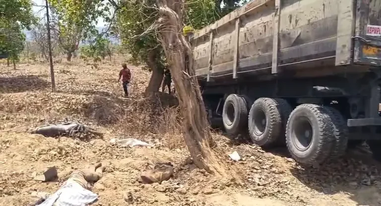 कोरबा: बाइक को रौंदते हुए सीधे सड़क किनारे खेत में जा घुसा ट्रेलर, बाइक सवार की मौत, महिला गंभीर