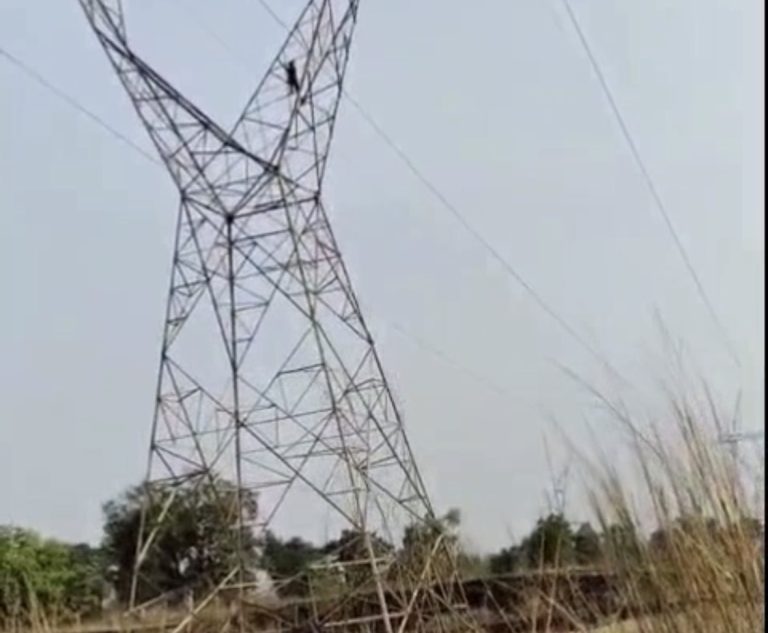 कोरबा: पति का टॉवर पर चढ़कर हाईवोल्टेज ड्रामा, पत्नी के मायके जाने से था नाराज
