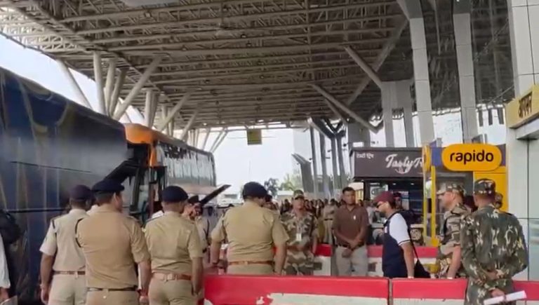 रायपुर पहुंची मुंबई इंडियंस की टीम, एयरपोर्ट पर उमड़ा फैंस का सैलाब