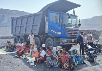 कोरबा: SECL खदान में भूविस्थापितों का हल्लाबोल, घंटों थमे मशीनों के पहिए, रोजगार के आश्वासन पर खत्म हुआ आंदोलन