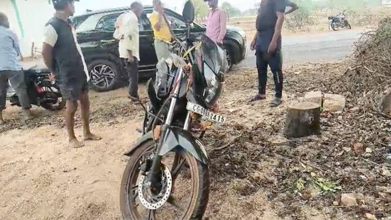 छत्तीसगढ़: कार और बाइक में जोरदार भिड़ंत, तीन युवकों की मौके पर मौत