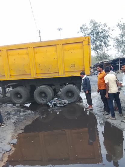 कोरबा: एसईसीएल की जर्जर सड़क पर गड्ढों से अनियंत्रित हुई बाइक, ट्रेलर की चपेट में आने से एसईसीएल कर्मी की मौत