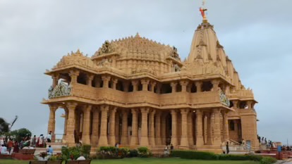 सोमनाथ मंदिर की 75वीं वर्षगांठ पर होगा ‘सूर्य किरण एयर शो’, एरोबेटिक फॉर्मेशन में उड़ान भरेंगे जेट