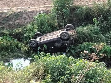 छत्तीसगढ़: अज्ञात-वाहन की टक्कर से बाइक सवार 2 की मौत; उधर तेज रफ्तार कार खाई में गिरी, चालक घायल