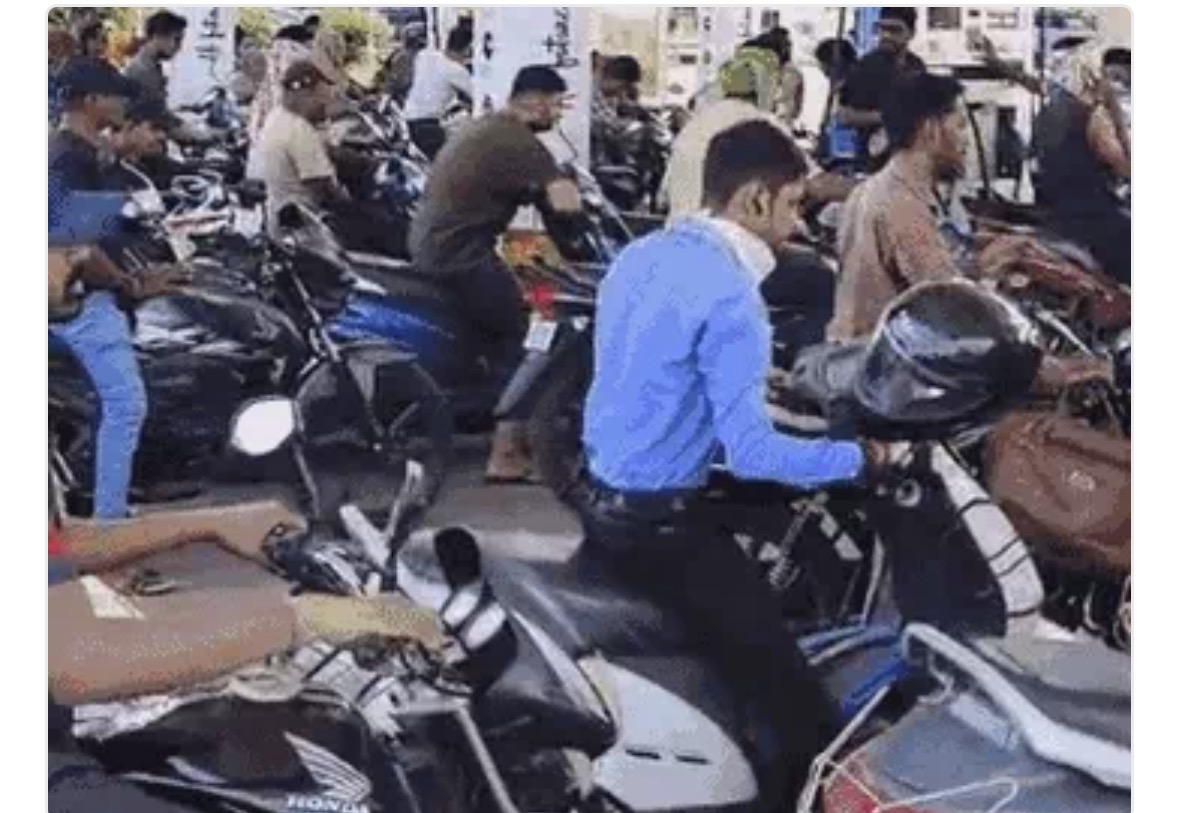 रायपुर में पेट्रोल खत्म होने की अफवाह, फ्यूल स्टेशनों पर गाड़ियों की लगी कतारें; बिलासपुर में 13 पेट्रोल पंप ड्राई
