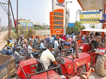 रायपुर- बिलासपुर में पेट्रोल-डीजल की कमी का हल्ला, पंपों पर लंबी कतारें; सरकार ने कहा- राज्य में भरपूर स्टॉक