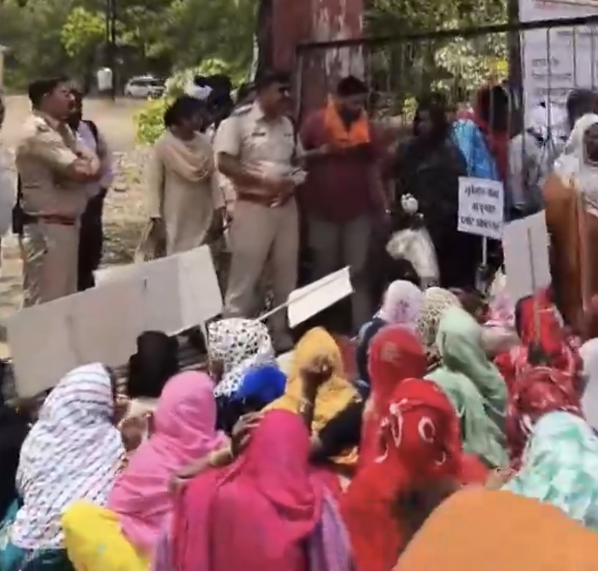 कोरबा: SDM ऑफिस का भूविस्थापितों ने किया घेराव, रिश्वत न देने पर फाइलें लटकाने का आरोप