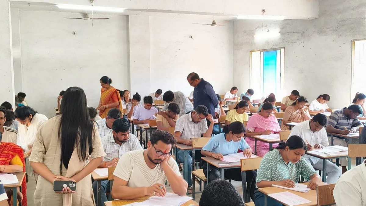छत्तीसगढ़: D.El.Ed द्वितीय वर्ष और CGPSC परीक्षा तिथि में टकराव होने से अभ्यर्थियों की बढ़ी परेशानी, शिक्षा मंत्री से की परीक्षा तिथि बदलने की मांग