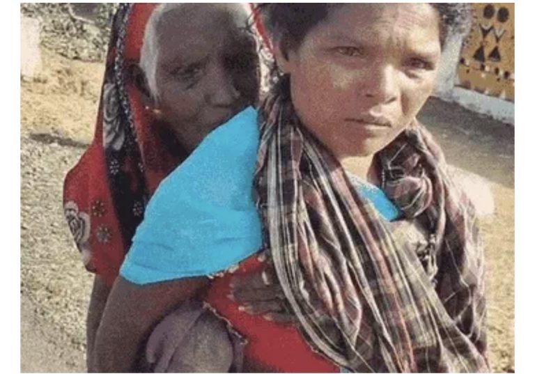छत्तीसगढ़: तपती गर्मी में 90 साल की सास को पीठ पर ढोकर बैंक पहुंची बहू, 500 पेंशन के लिए 5 किलोमीटर पैदल चली, बोली- ‘गांव तक नहीं पहुंचती गाड़ी’