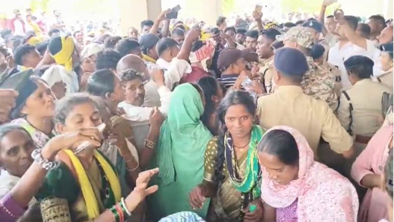 छत्तीसगढ़: पाटेश्वर धाम विवाद को लेकर बैरिकेड तोड़ कलेक्ट्रेट में घुसे आदिवासी समाज के हजारों लोग, वहीं बनाया खाना; मांगों पर अब भी अड़े हैं प्रदर्शनकारी