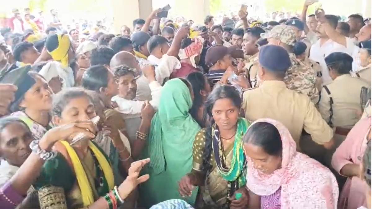 छत्तीसगढ़: पाटेश्वर धाम विवाद को लेकर बैरिकेड तोड़ कलेक्ट्रेट में घुसे आदिवासी समाज के हजारों लोग, वहीं बनाया खाना; मांगों पर अब भी अड़े हैं प्रदर्शनकारी