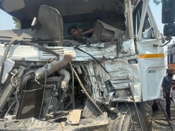 कोरबा: दो ट्रेलर भिड़े, केबिन में फंसा हेल्पर, एक घंटे के रेस्क्यू के बाद निकाला गया बाहर
