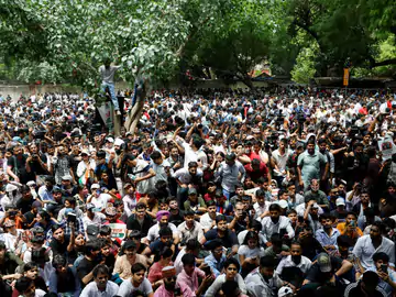 कॉकरोच जनता पार्टी का जंतर-मंतर पर प्रदर्शन, धर्मेंद्र प्रधान इस्तीफा दो के नारे लगे; युवक हिट लेकर पहुंचा, आंदोलनकारियों ने हटाया