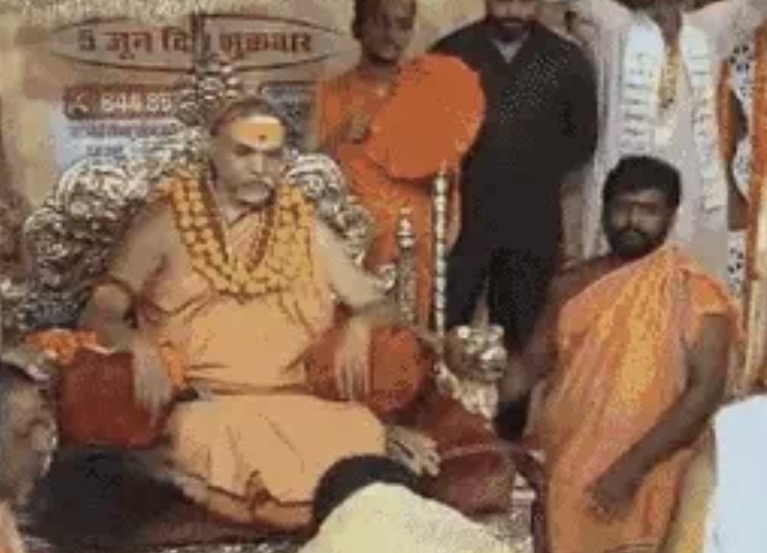 शंकराचार्य अविमुक्तेश्वरानंद पर यौन शोषण का आरोप लगाने वाले आशुतोष पलटे, बोले- रामभद्राचार्य के उत्तराधिकारी के दबाव में फर्जी FIR करवाई, साजिश में कई अफसर शामिल