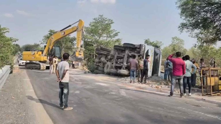 कोरबा: राखड़ से भरा ट्रक बेकाबू होकर पलटा, सड़क पर लगा लंबा जाम, घंटे भर तक मची रही अफरा-तफरी
