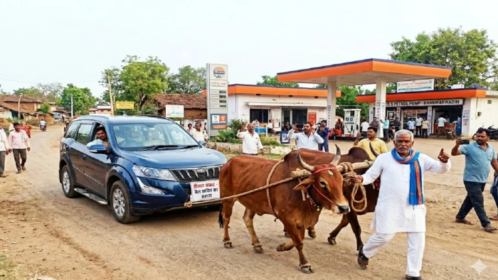 छत्तीसगढ़: डिब्बे में डीजल नहीं मिला, तो बैल से खिंचवाकर पेट्रोल पंप लाए कार!