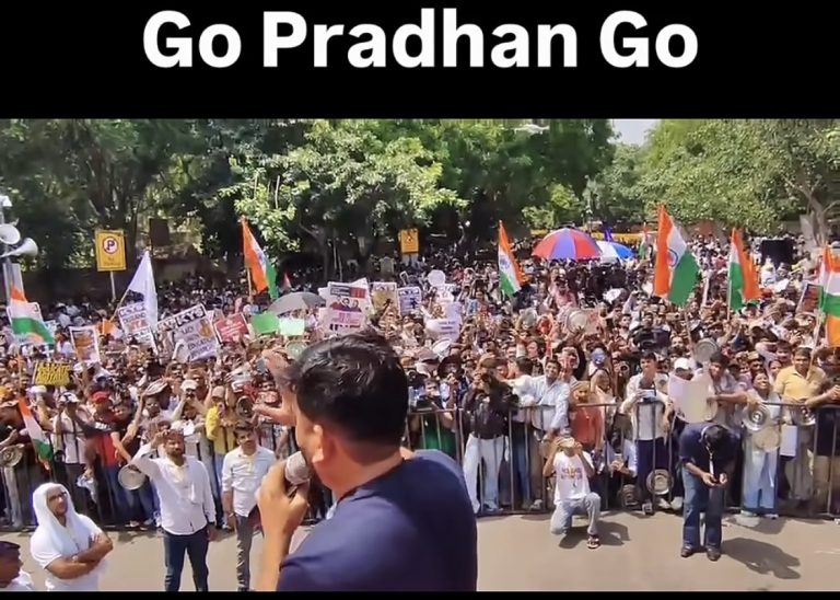 दिल्ली में कॉकरोच जनता पार्टी का प्रदर्शन जारी, धर्मेंद्र प्रधान के इस्तीफे की मांग