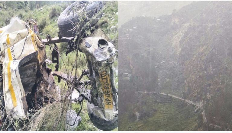 हिमाचल में बड़ा हादसा: गहरी खाई में गिरी पिकअप गाड़ी, मां-बेटे सहित छह लोगों की मौत