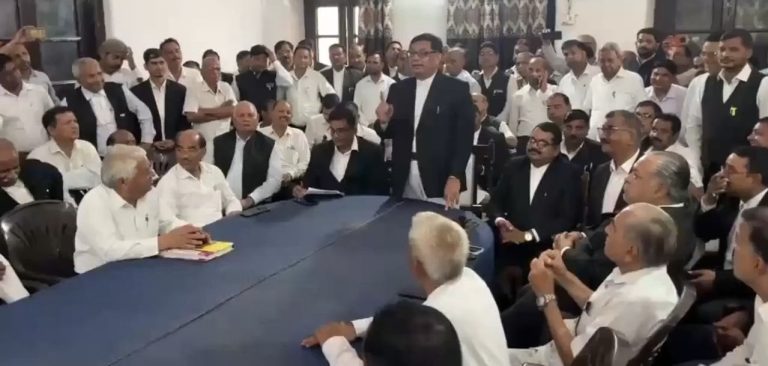 राम मंदिर चढ़ावा चोरी: ‘चंपत राय और उनके साथी छोड़ दें अयोध्या’, फैजाबाद बार एसोसिएशन ने दी आंदोलन की चेतावनी