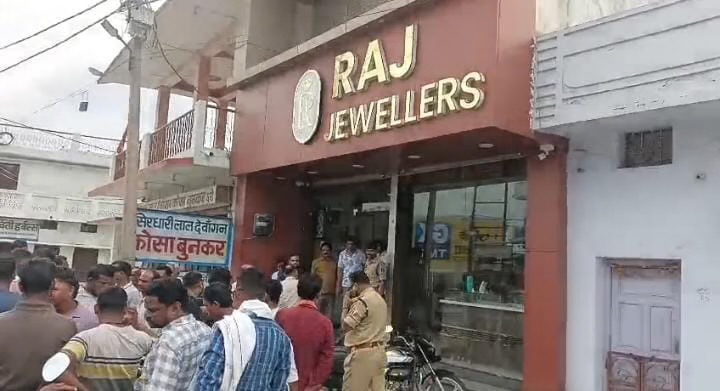 कोरबा: दिनदहाड़े ज्वेलरी शॉप लूट की कोशिश, महिला वेश में मिर्ची पाउडर भी लाए; घटना निगरानी कैमरे में कैद