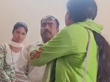 रायगढ़: लड़की ने की प्रोफेसर की पिटाई, भेजता था अश्लील मैसेज; मंगेतर के साथ कॉलोनी में किया हंगामा