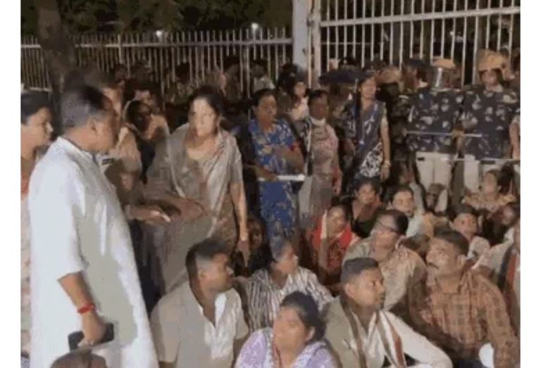 रायपुर: नकटी गांव के विस्थापितों ने CM हाउस घेरा, बड़ी संख्या में पुलिस बल तैनात, लोग बोले- घर तोड़ दिया, खाना भी नहीं खाने दे रहे