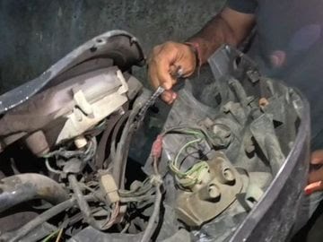कोरबा: एक्टिवा में घुसा विषैला कॉमन करैत सांप, RCRS टीम ने पुर्जे खोलकर सुरक्षित रेस्क्यू कर वन में छोड़ा